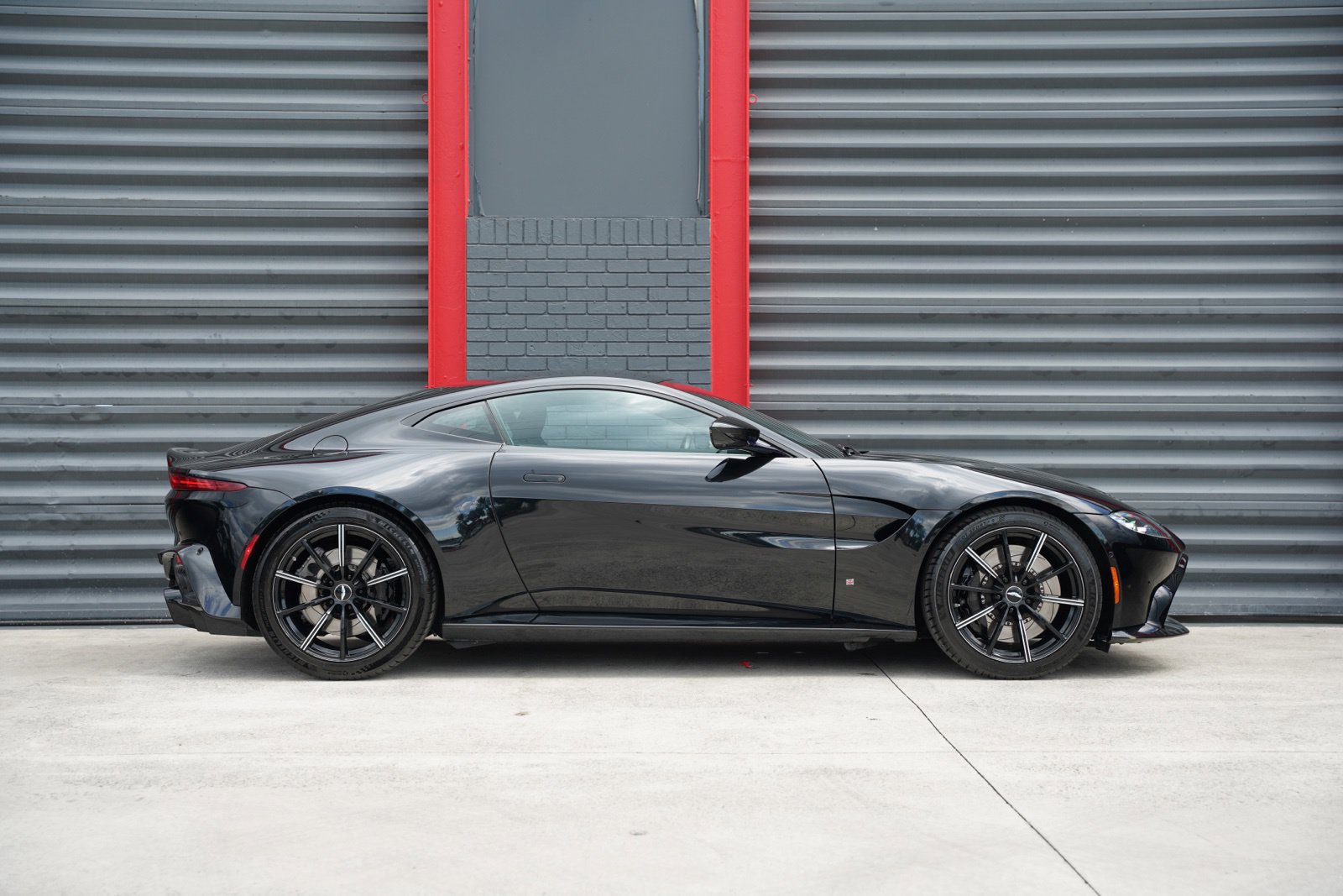 Used 2019 Aston Martin V8 Vantage Coupe RWD image 13