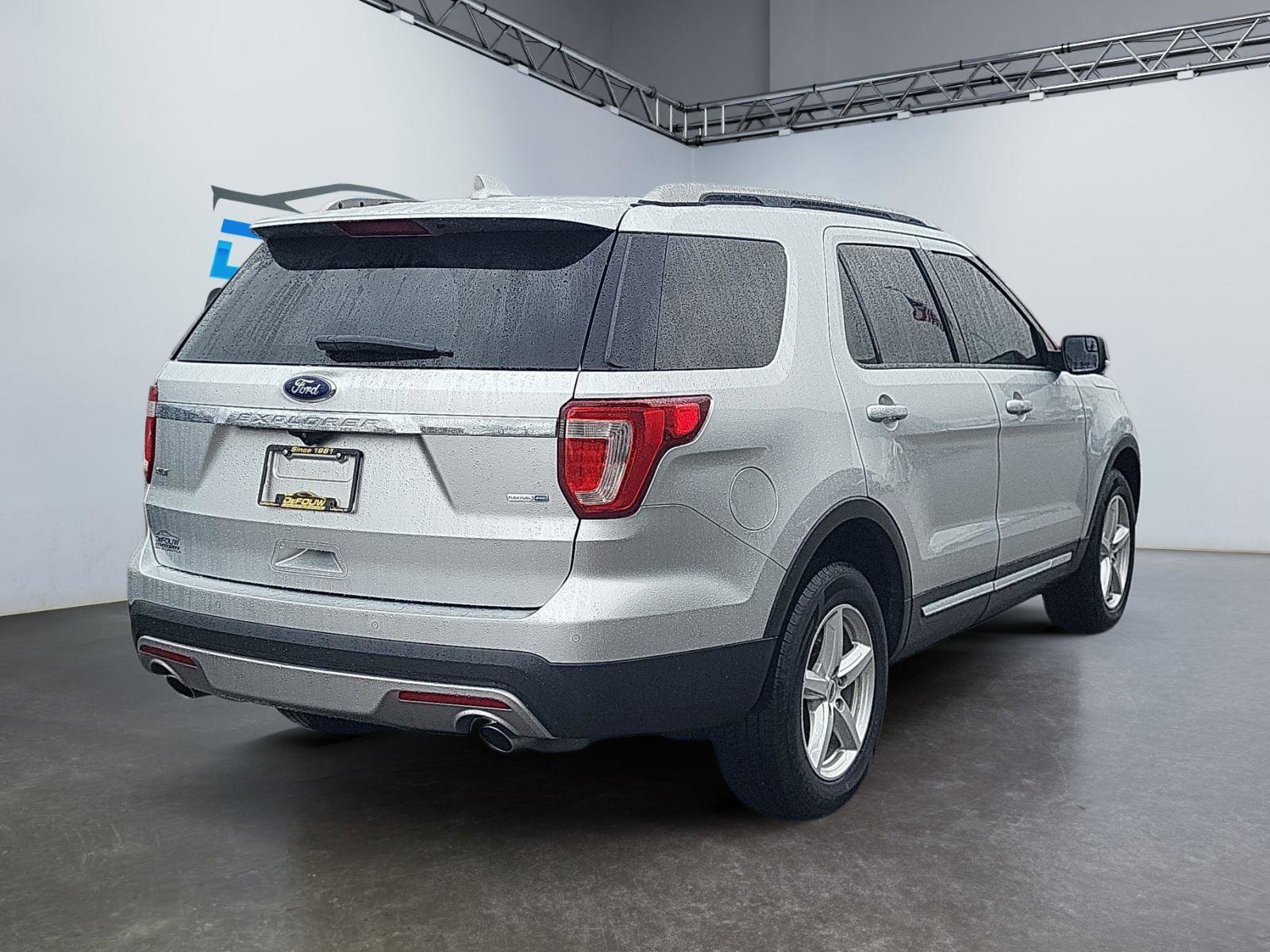 Used 2016 Ford Explorer XLT w/ Equipment Group 201A AWD/4WD image 3