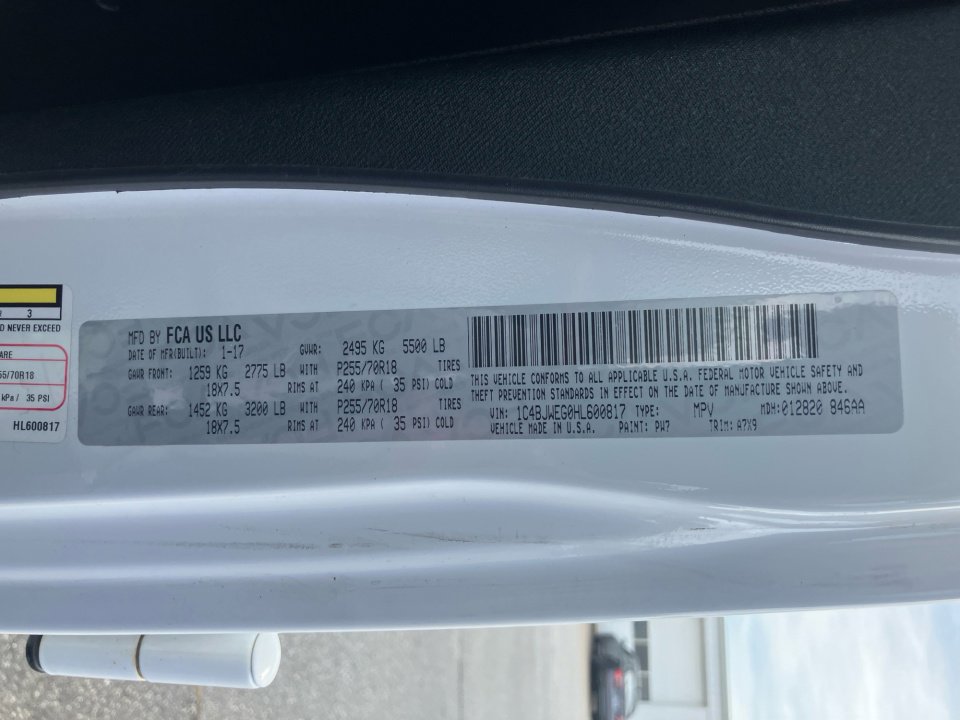 Used 2017 Jeep Wrangler Unlimited Sahara w/ Connectivity Group image 39