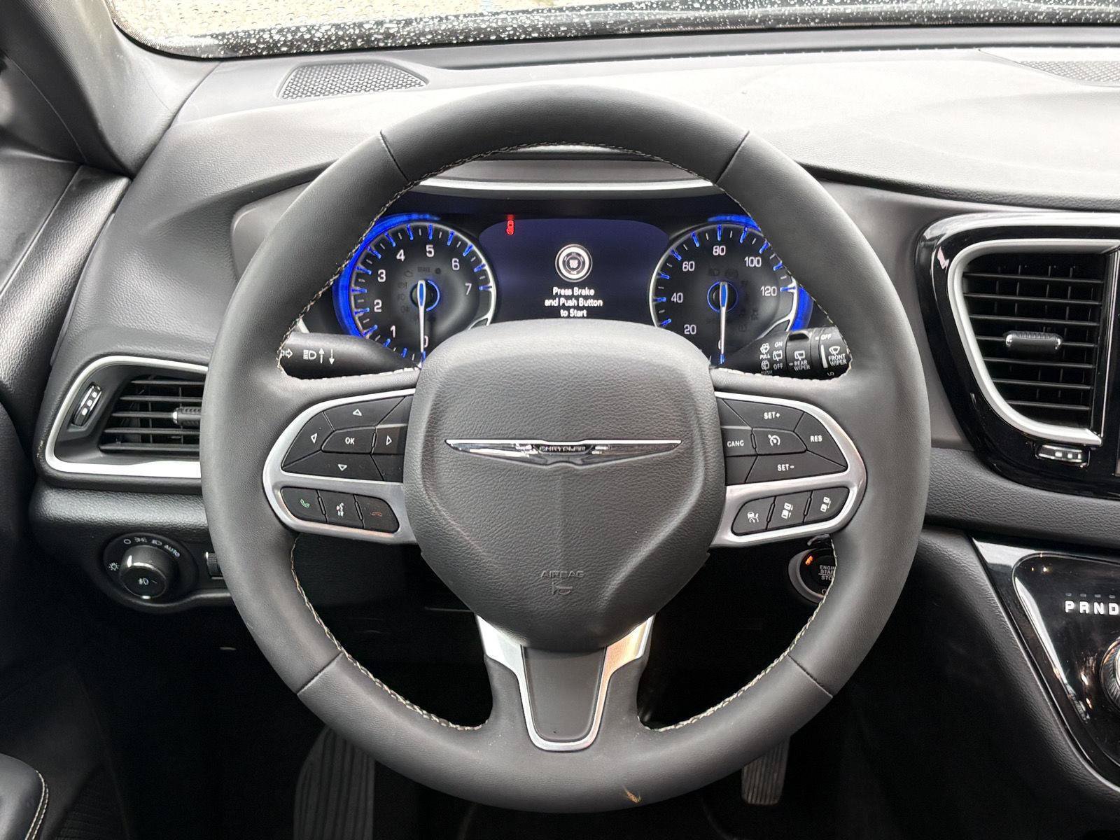 Used 2025 Chrysler Pacifica Select FWD image 12