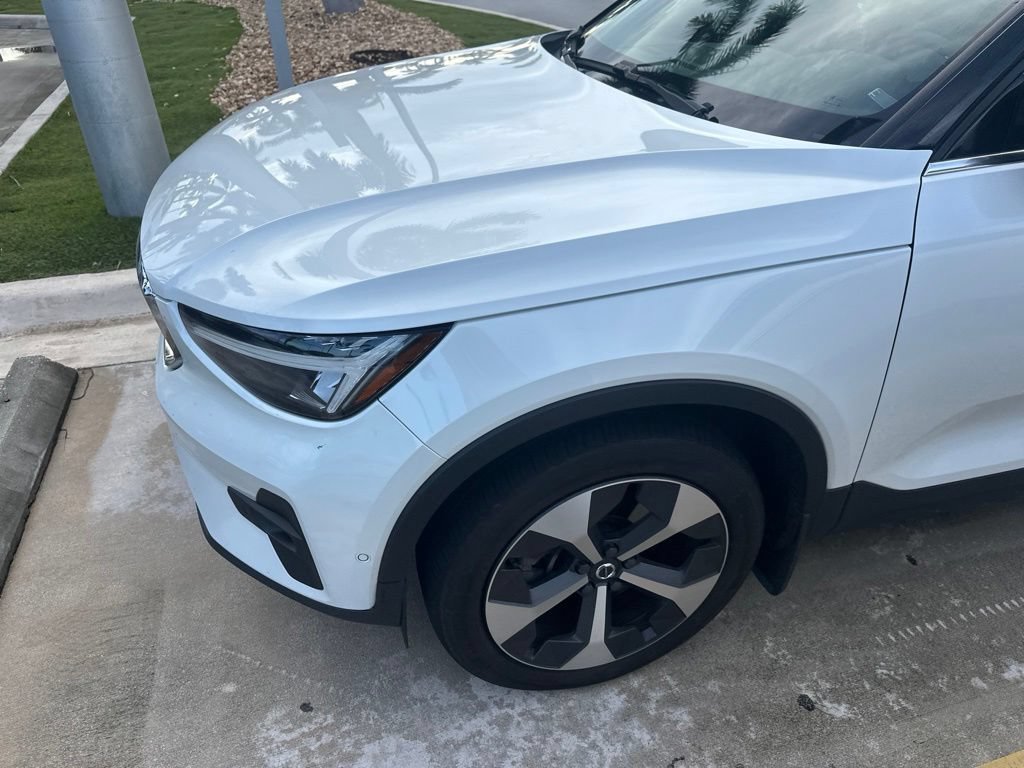 Used 2023 Volvo XC40 B5 Plus w/ Driver Assist Package AWD/4WD image 4