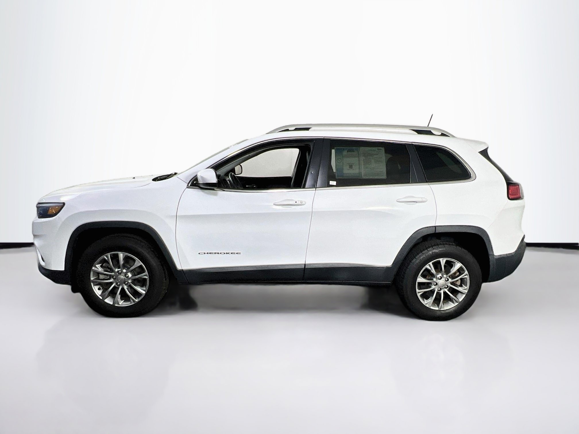 Used 2019 Jeep Cherokee Latitude Plus w/ Cold Weather Group AWD/4WD image 8