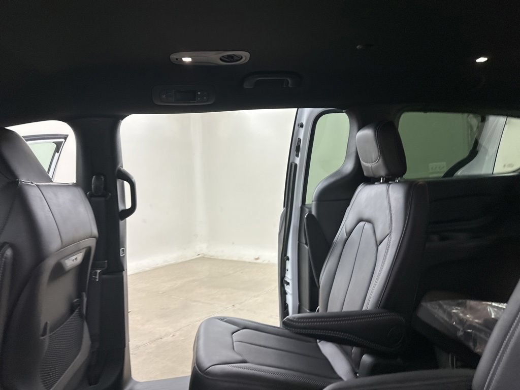 New 2027 Chrysler Pacifica Select FWD image 28