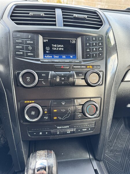 Used 2018 Ford Explorer XLT AWD/4WD image 12