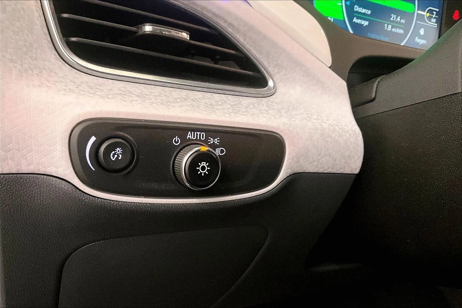 Used 2018 Chevrolet Bolt Premier w/ Driver Confidence II Package image 30