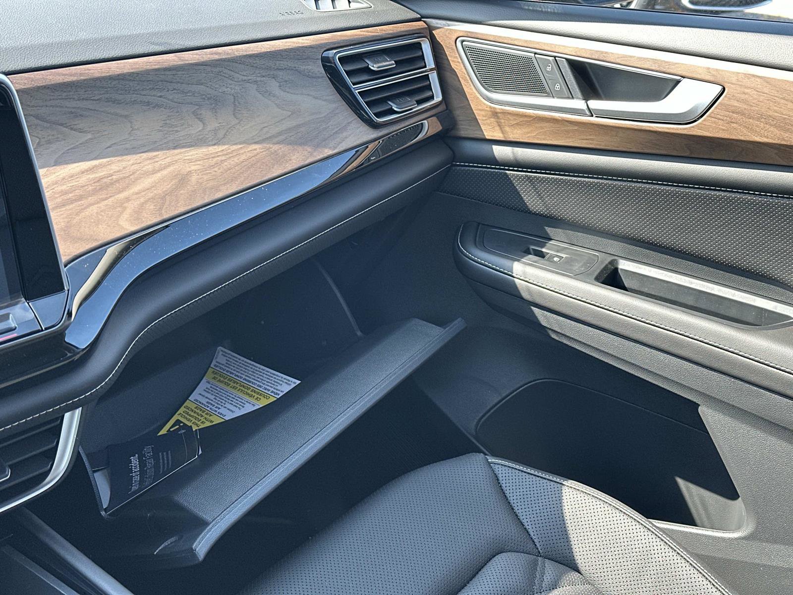 New 2026 Volkswagen Atlas SE image 32