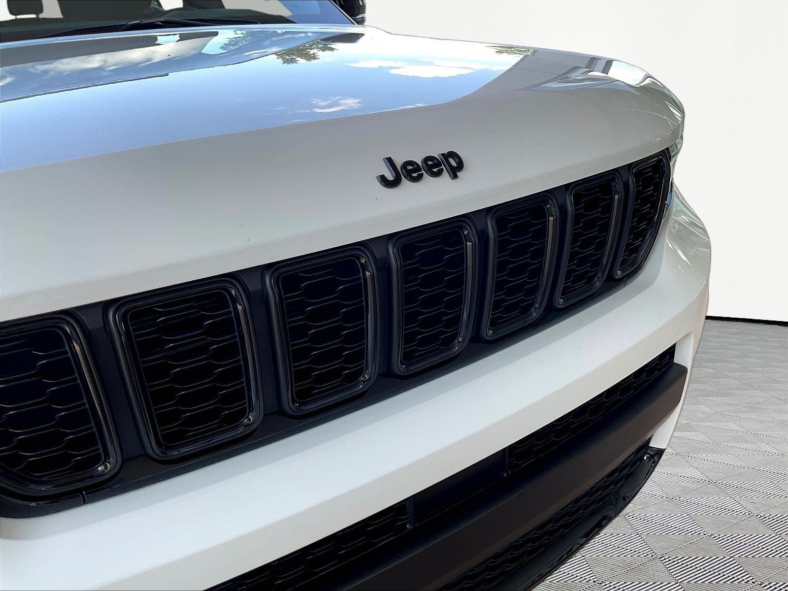 Used 2023 Jeep Grand Cherokee L Altitude AWD/4WD image 31