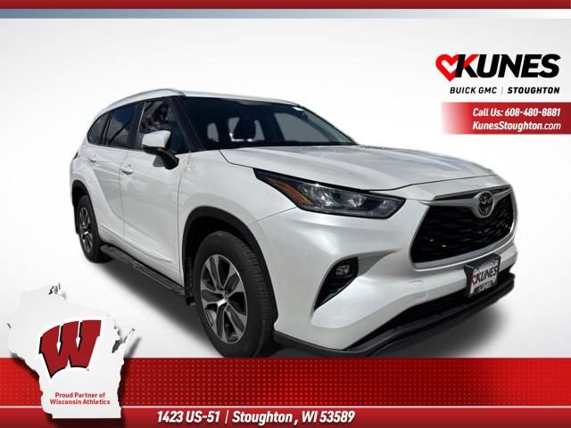 Used 2024 Toyota Highlander LE AWD/4WD image 1
