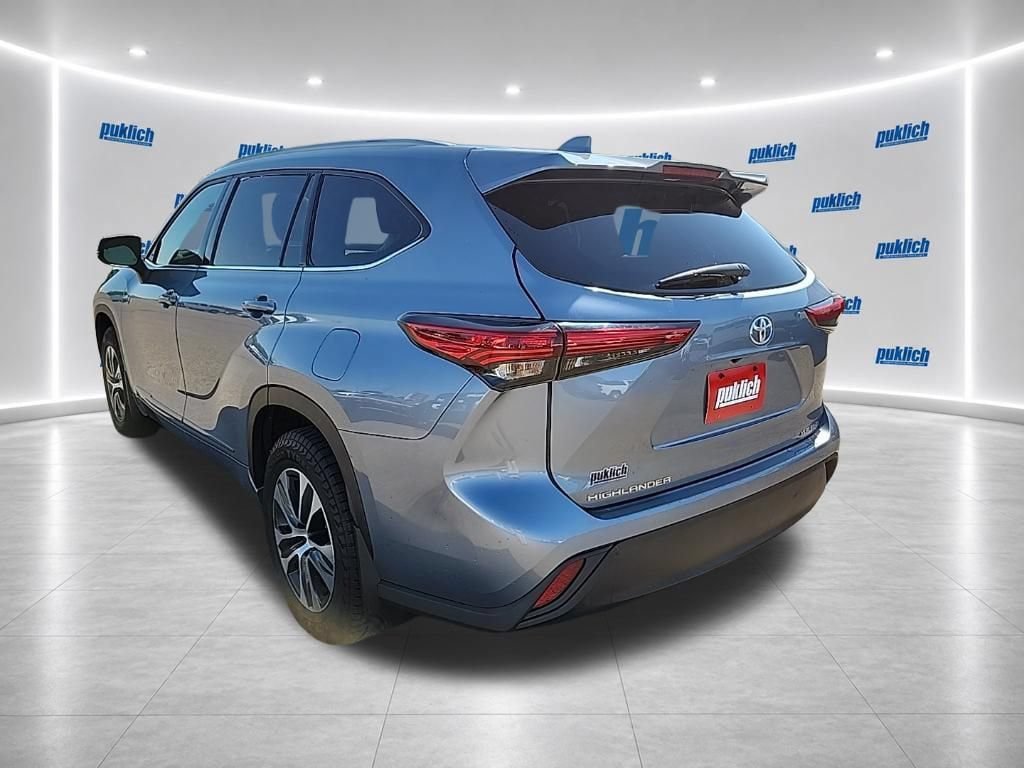 Used 2022 Toyota Highlander XLE AWD/4WD image 3