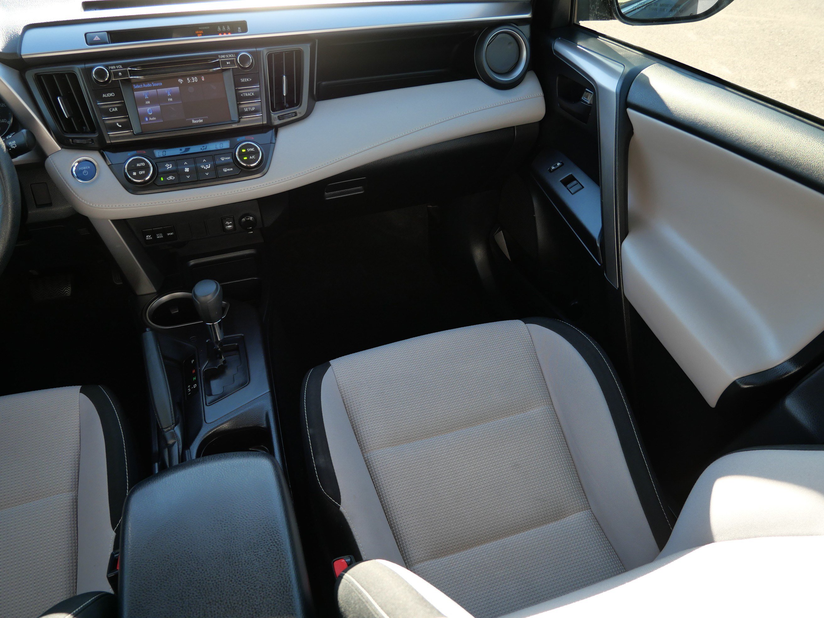 Used 2018 Toyota RAV4 LE AWD/4WD image 11