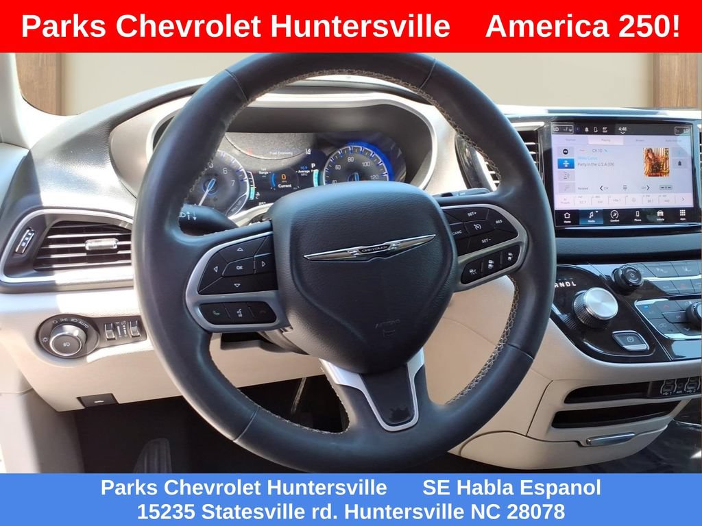 Used 2023 Chrysler Pacifica Touring-L FWD image 3