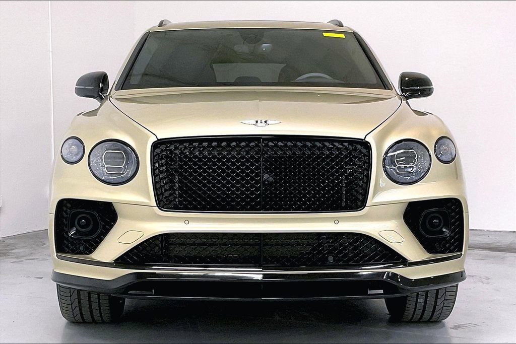 Used 2023 Bentley Bentayga image 2
