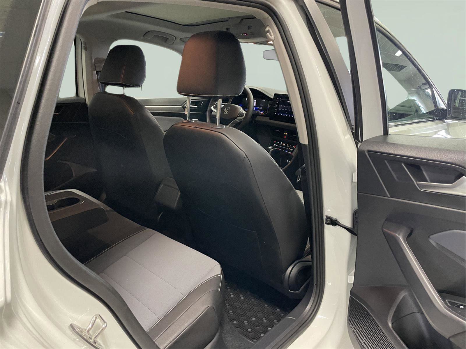 Used 2025 Volkswagen Jetta SE w/ Sunroof Package image 17