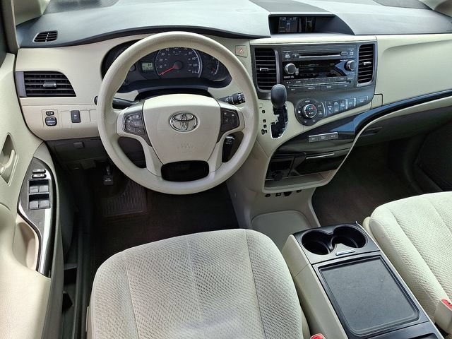 Used 2013 Toyota Sienna LE w/ Towing Pkg FWD image 2