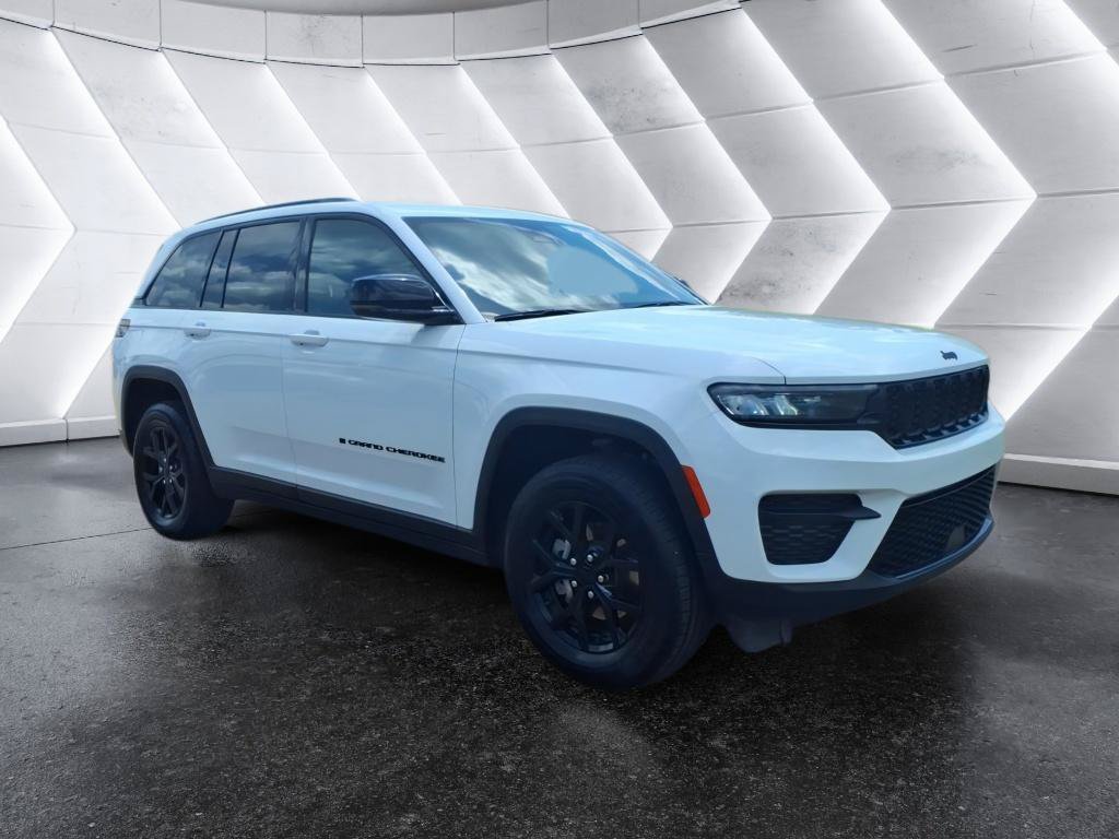 Used 2024 Jeep Grand Cherokee Altitude RWD image 7