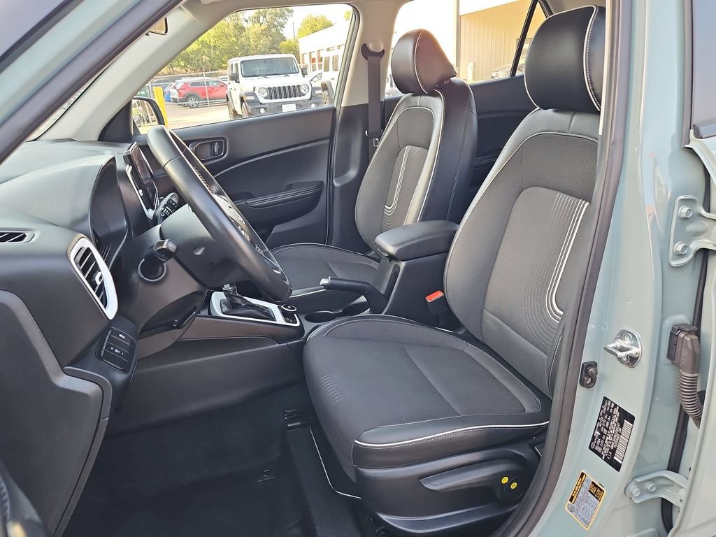 Used 2025 Hyundai Venue Limited FWD image 25