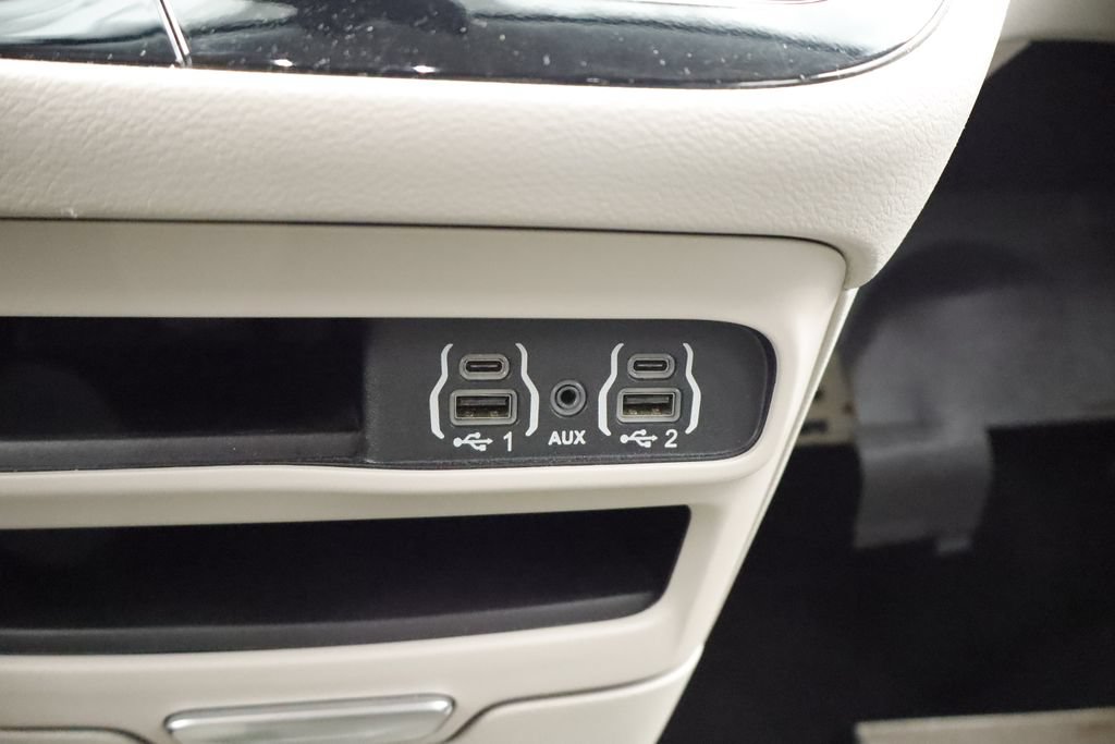Certified 2023 Chrysler Pacifica Touring-L FWD image 32