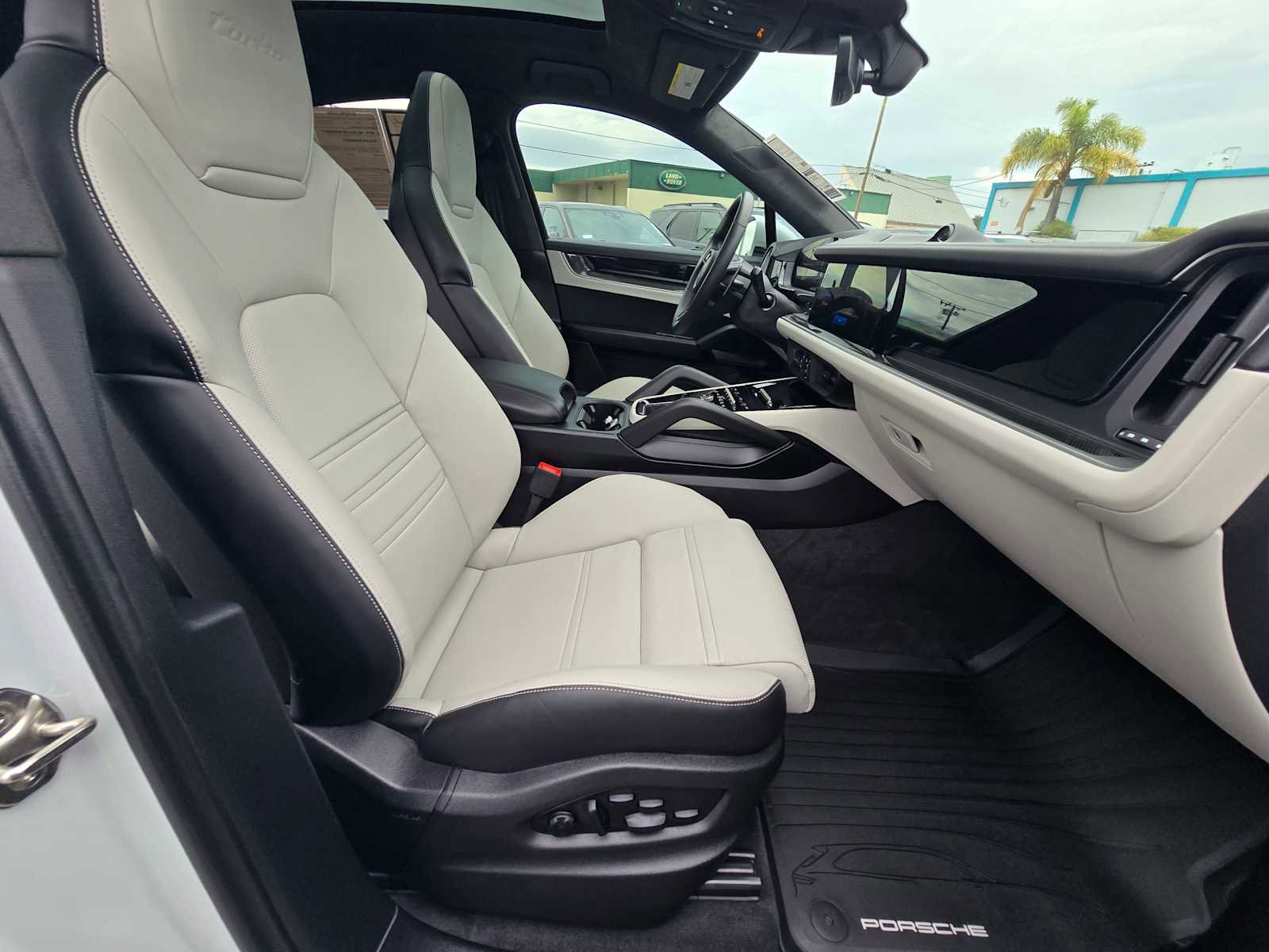 Used 2025 Porsche Cayenne Turbo image 11