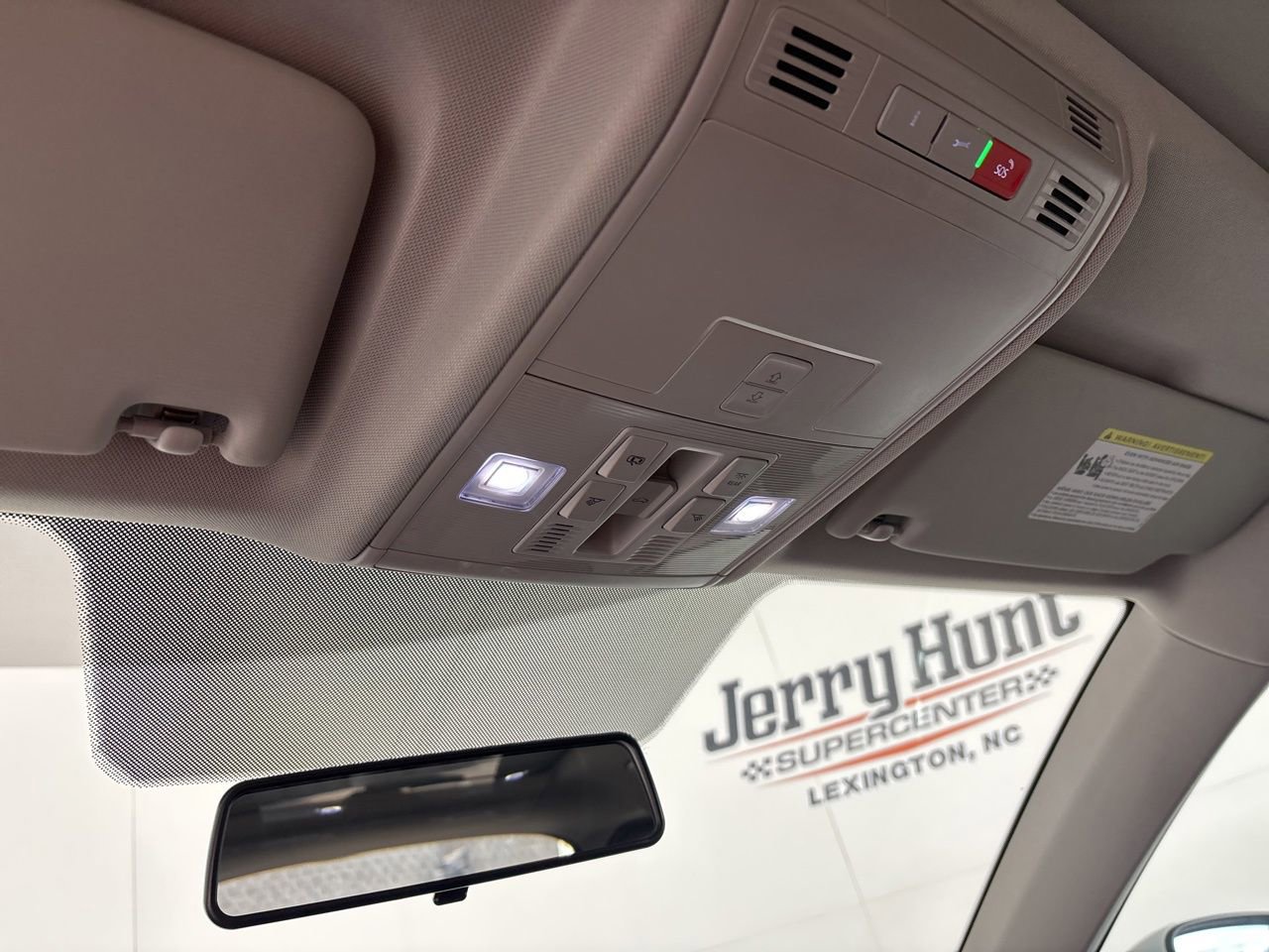 Used 2022 Volkswagen Taos SE w/ Panoramic Sunroof Package image 19