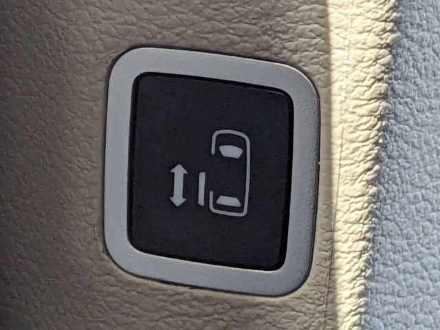 Used 2023 Chrysler Pacifica Limited FWD image 23