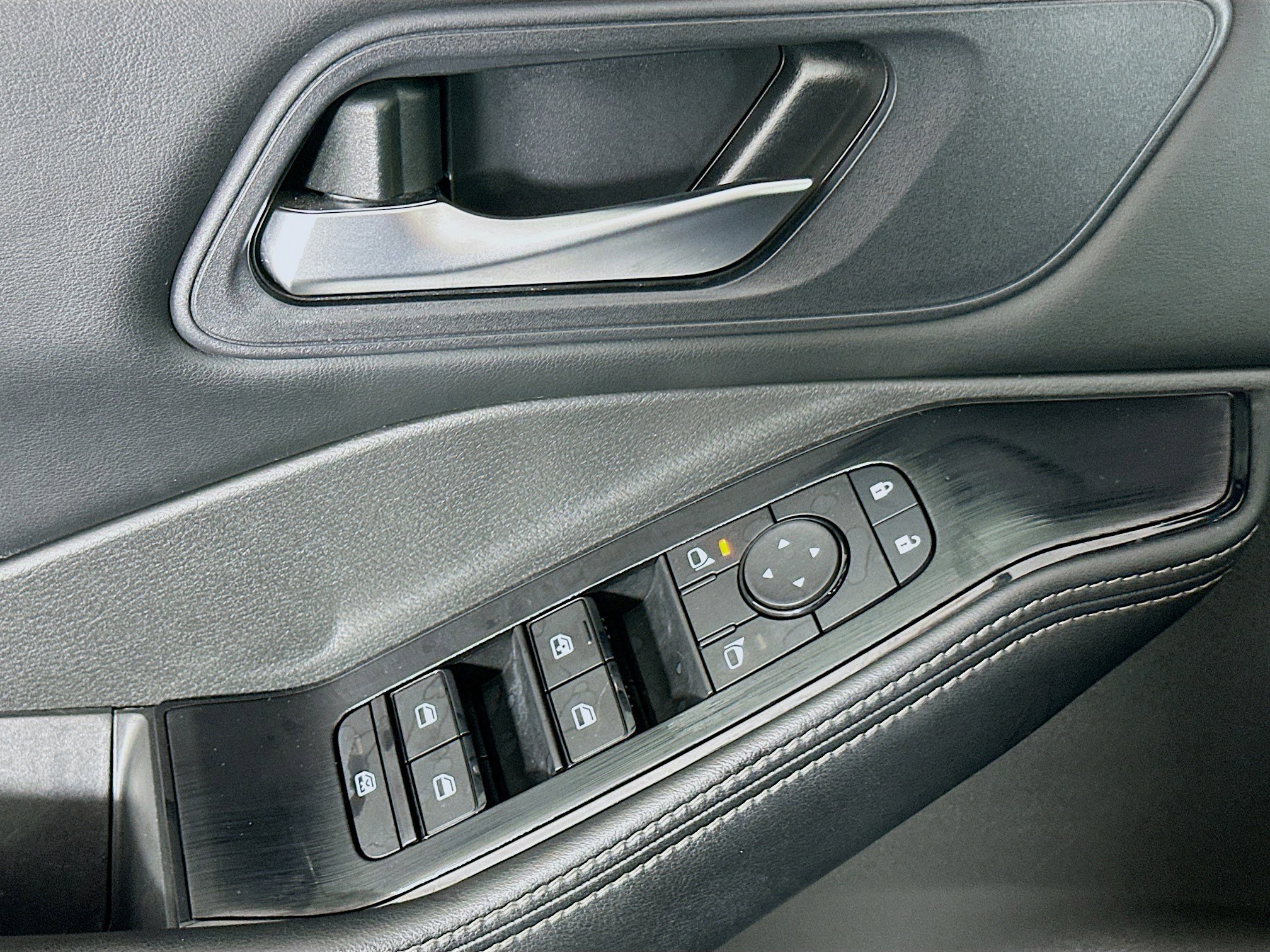 Used 2024 Nissan Rogue SV FWD image 15