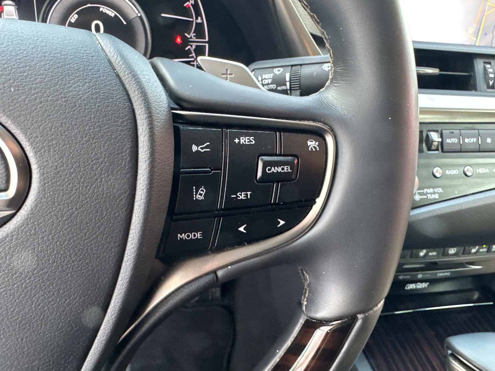 Used 2021 Lexus ES 300h Ultra Luxury w/ Accessory Package 2 FWD image 28
