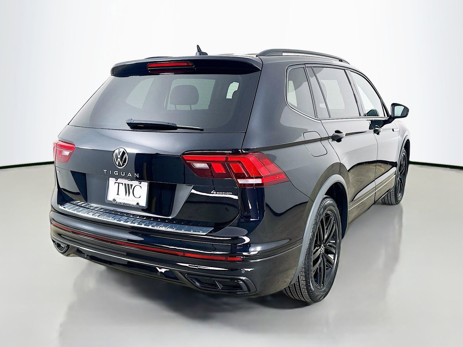 Used 2022 Volkswagen Tiguan SE R-Line AWD/4WD image 5