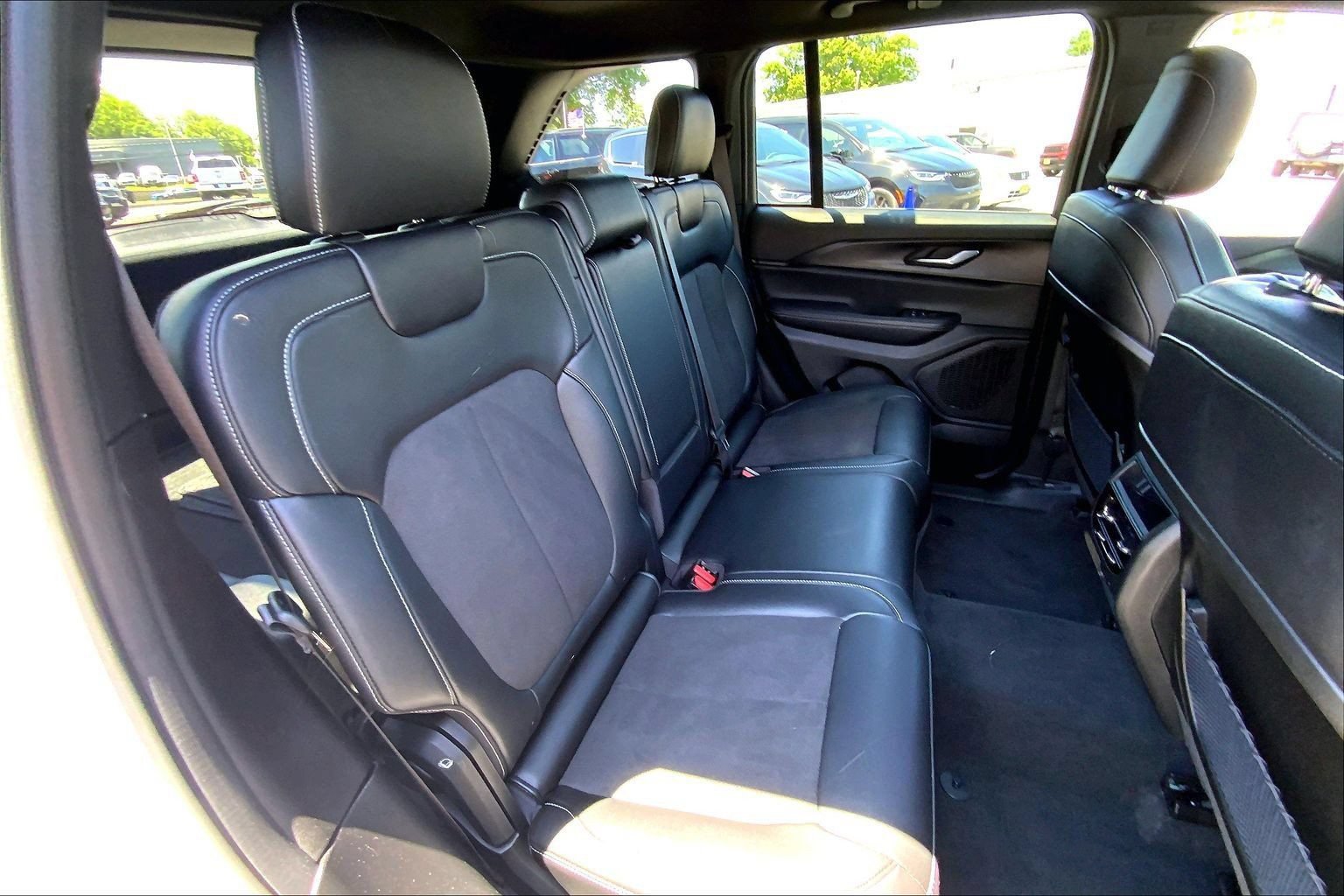 Certified 2024 Jeep Grand Cherokee Altitude AWD/4WD image 18