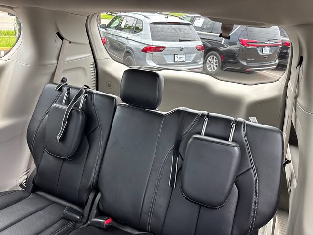 Used 2024 Chrysler Pacifica Touring-L FWD image 10
