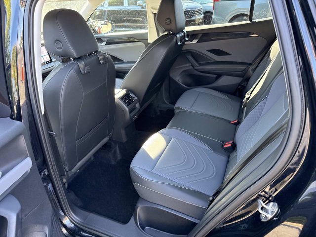 Used 2025 Volkswagen Tiguan SE AWD/4WD image 16