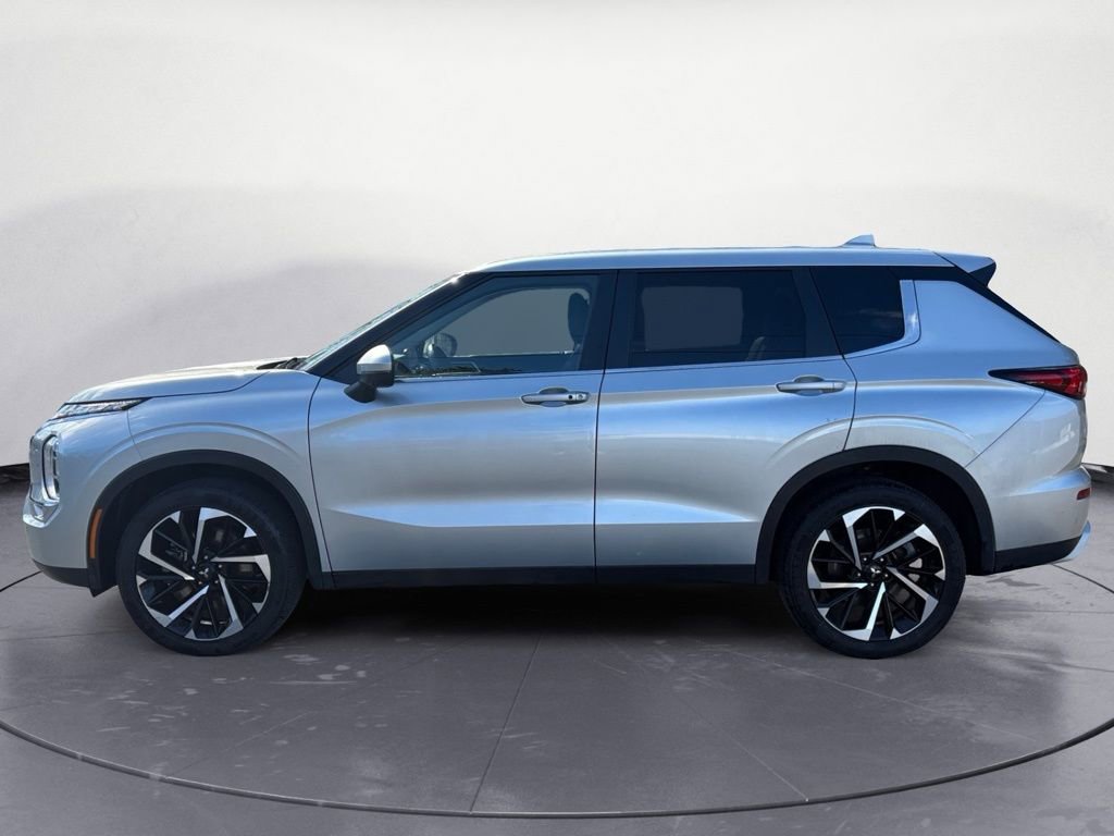 Used 2024 Mitsubishi Outlander SE image 2