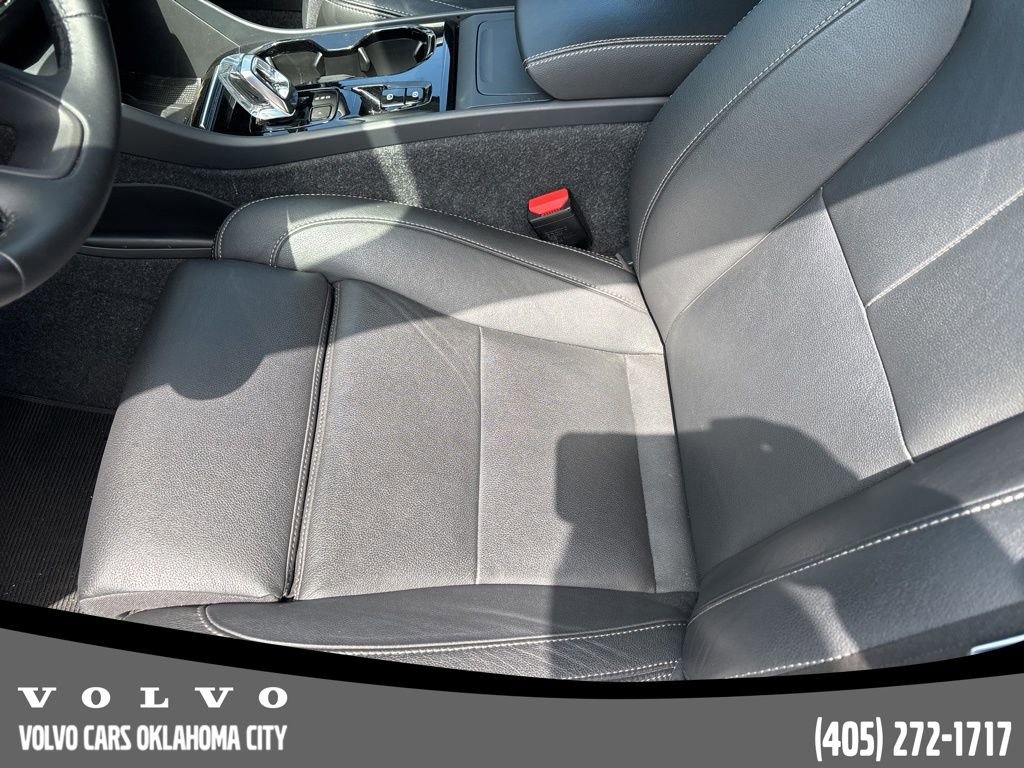 Used 2025 Volvo XC40 B5 Plus image 9