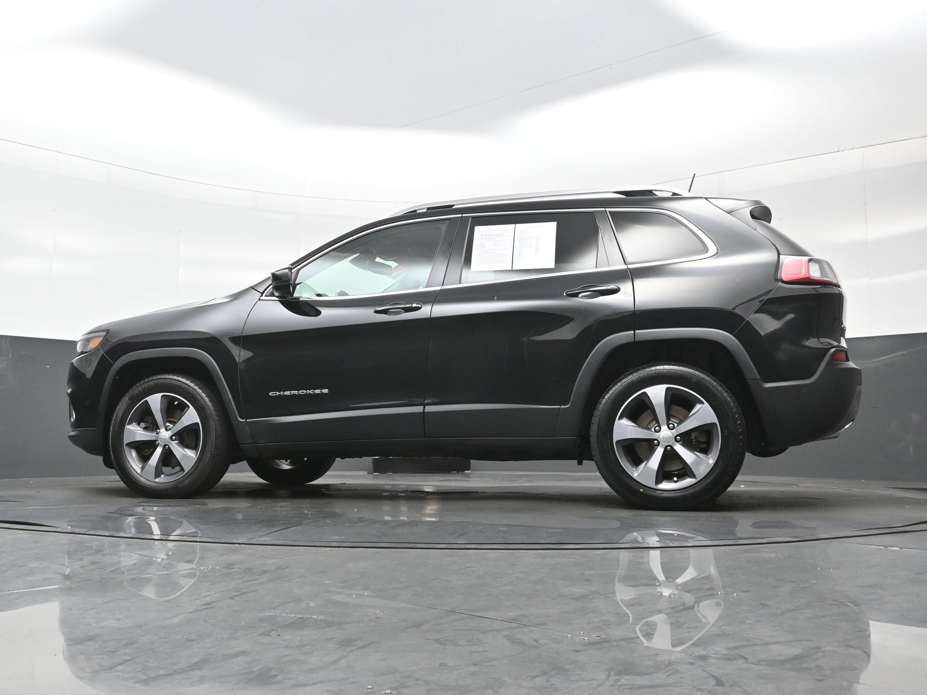 Used 2019 Jeep Cherokee Limited w/ Luxury Group AWD/4WD image 31