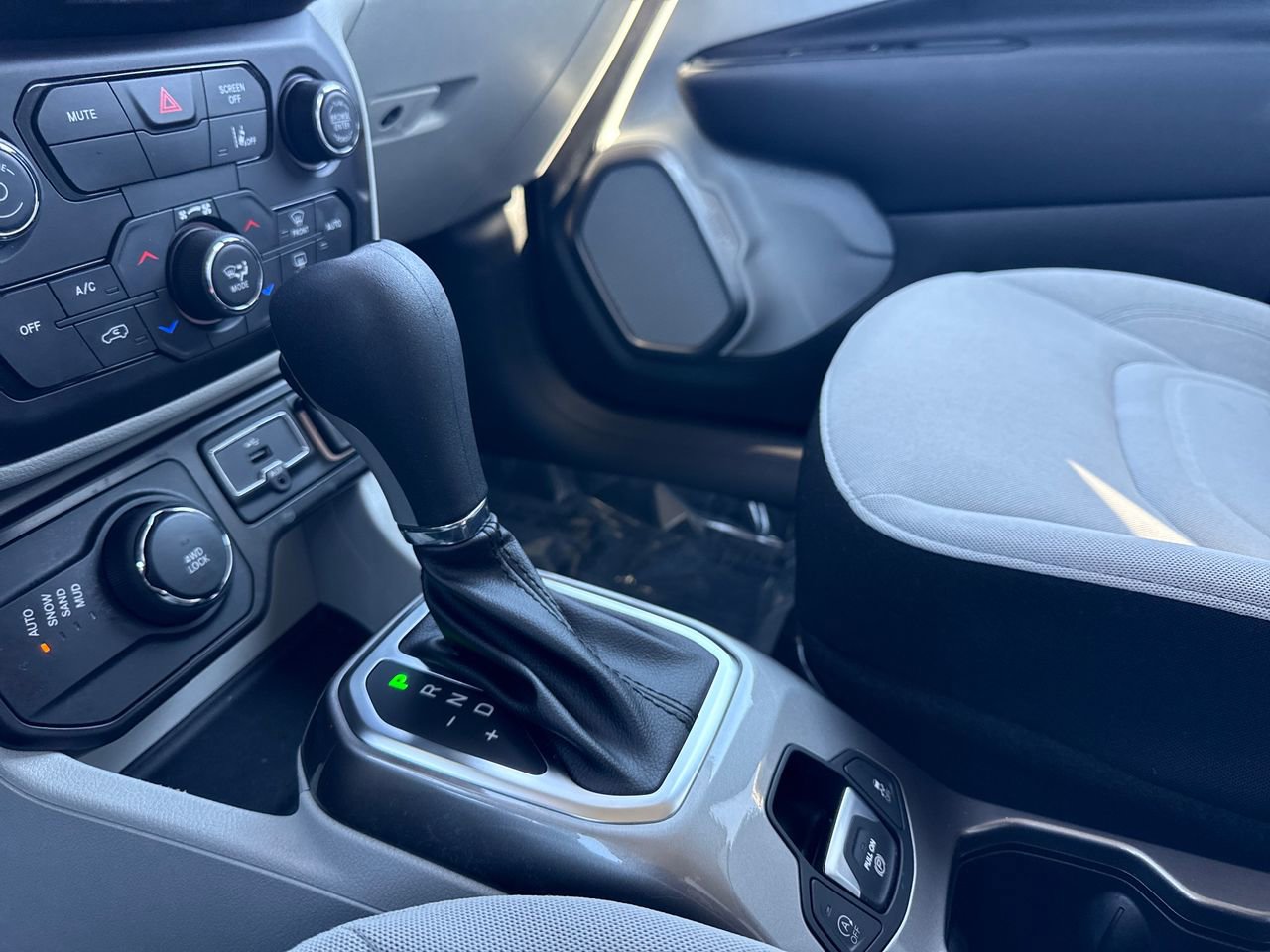 Used 2022 Jeep Renegade Latitude w/ Convenience Group AWD/4WD image 26