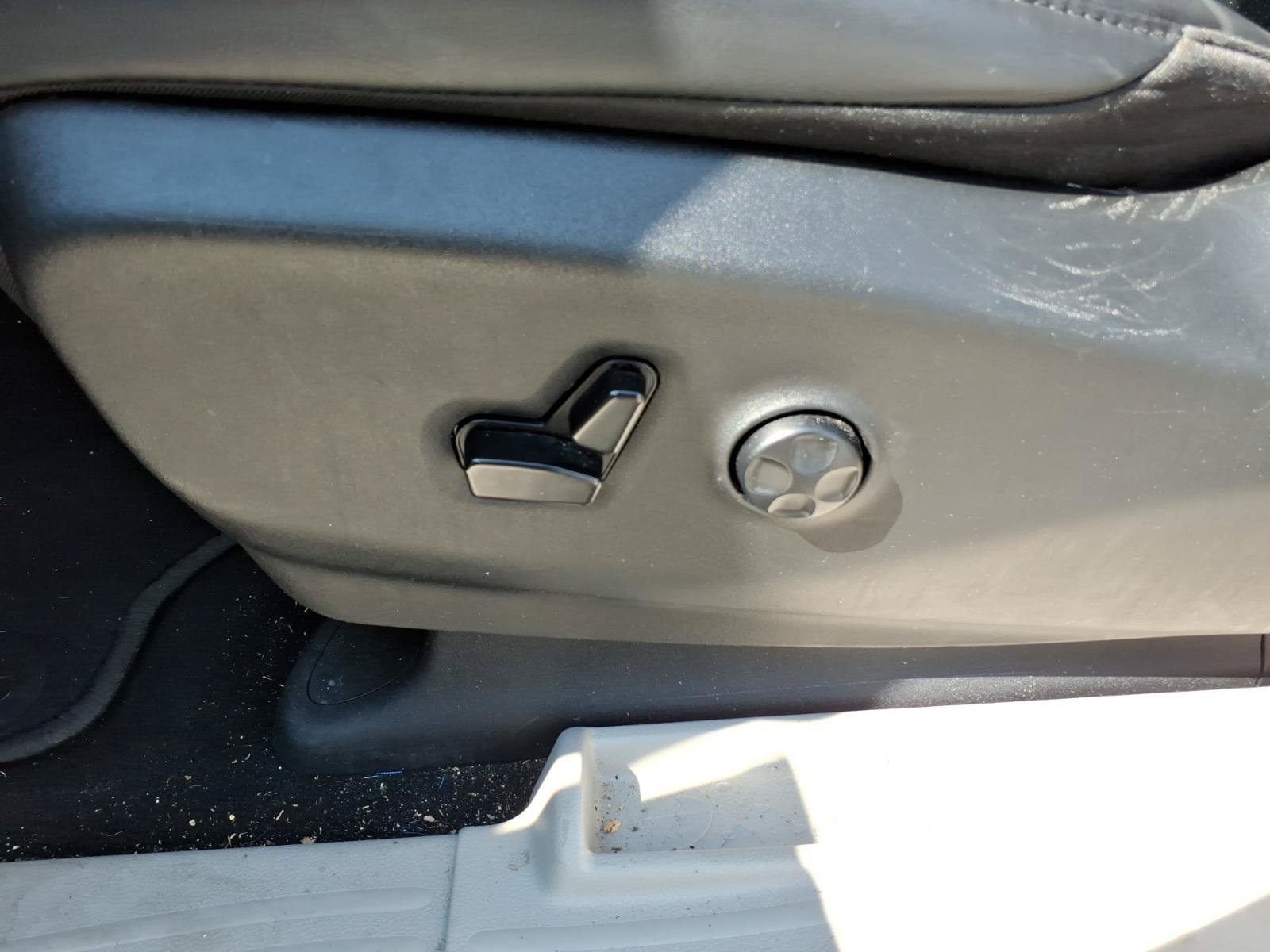 Used 2024 Chrysler Pacifica Touring-L FWD image 11