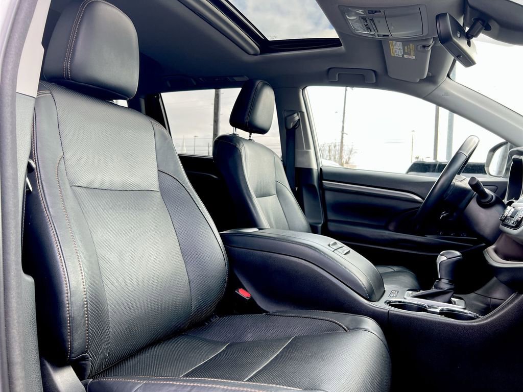 Used 2017 Toyota Highlander Limited image 22