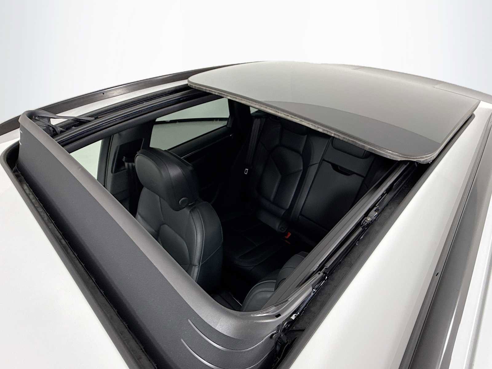 Certified 2025 Porsche Macan T image 23