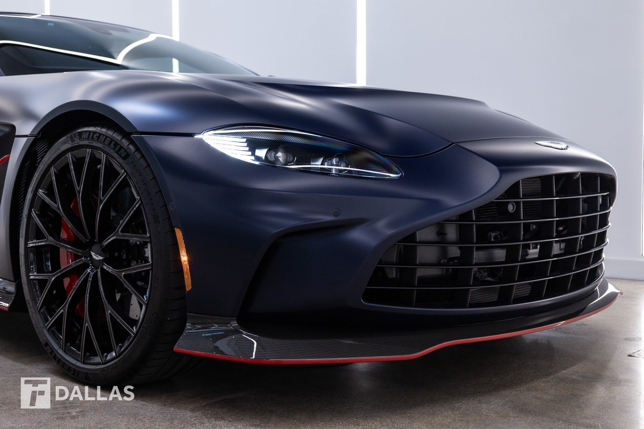 Used 2023 Aston Martin V12 Vantage Roadster RWD image 22