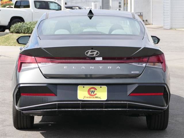 New 2025 Hyundai Elantra Limited FWD image 4
