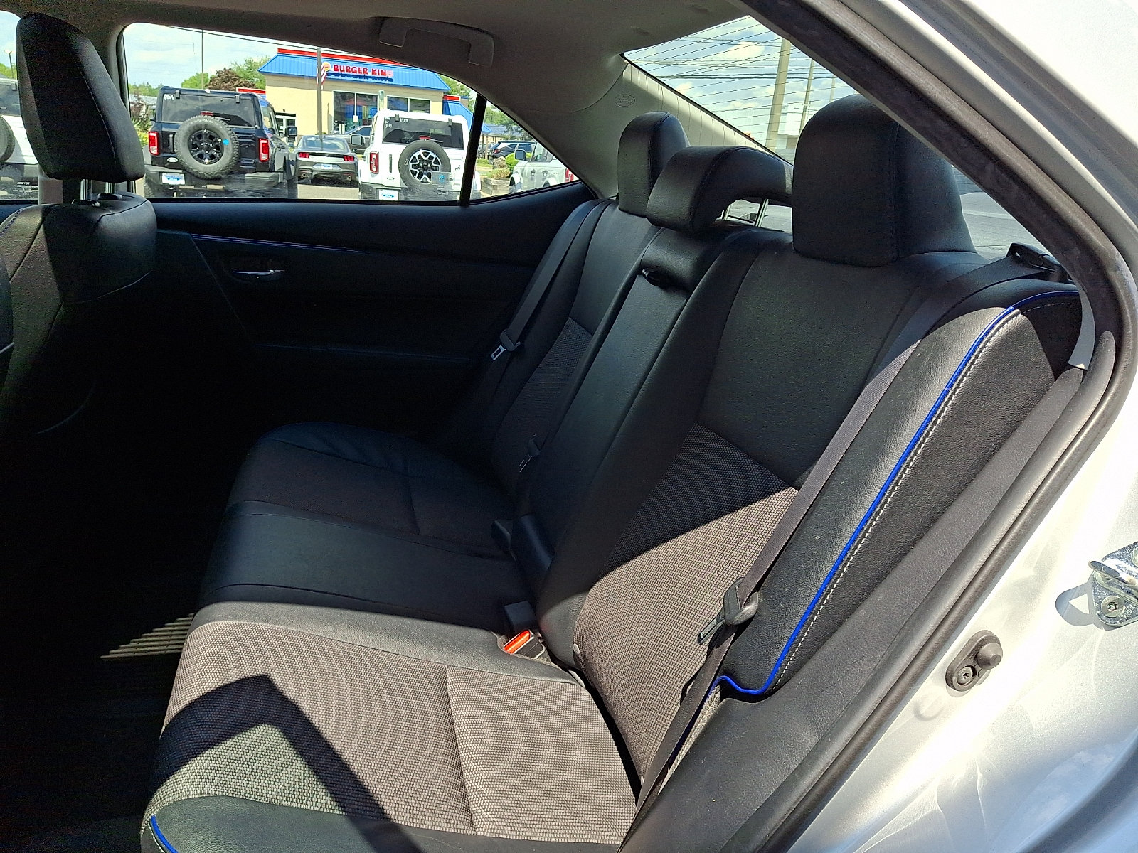 Used 2019 Toyota Corolla SE w/ SE Premium Package FWD image 11