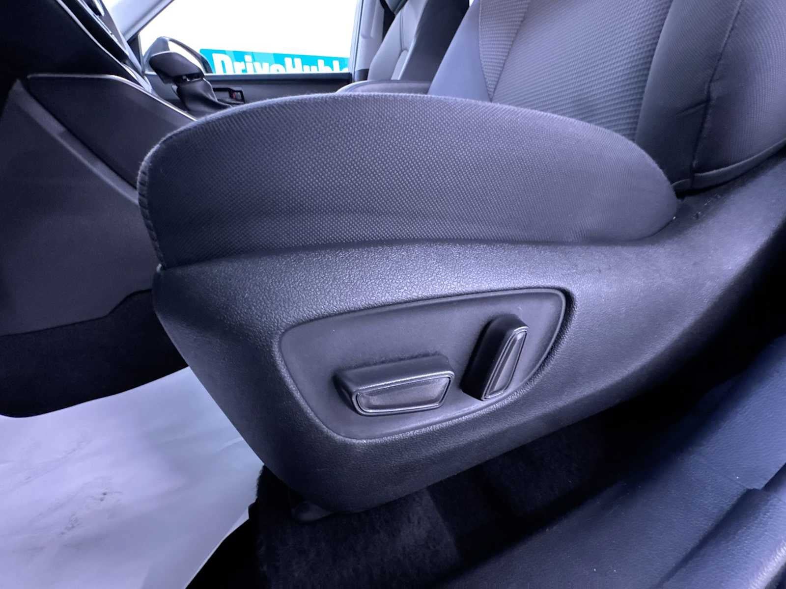 Used 2025 Toyota Highlander LE FWD image 13