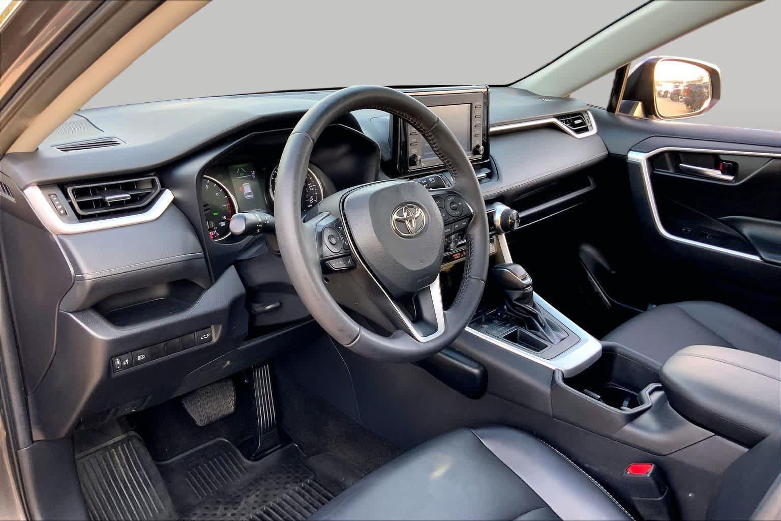 Used 2022 Toyota RAV4 XLE Premium FWD image 18