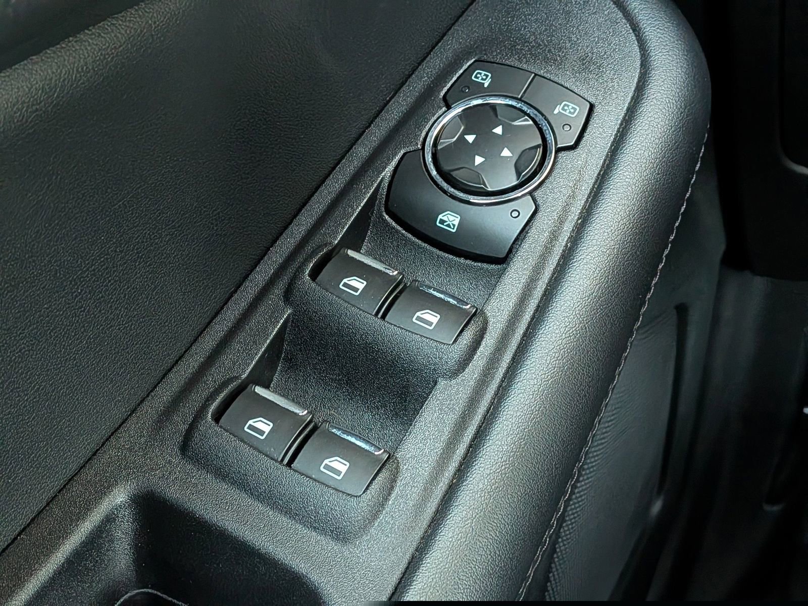 Certified 2024 Ford Edge SE w/ Black Appearance Package image 25