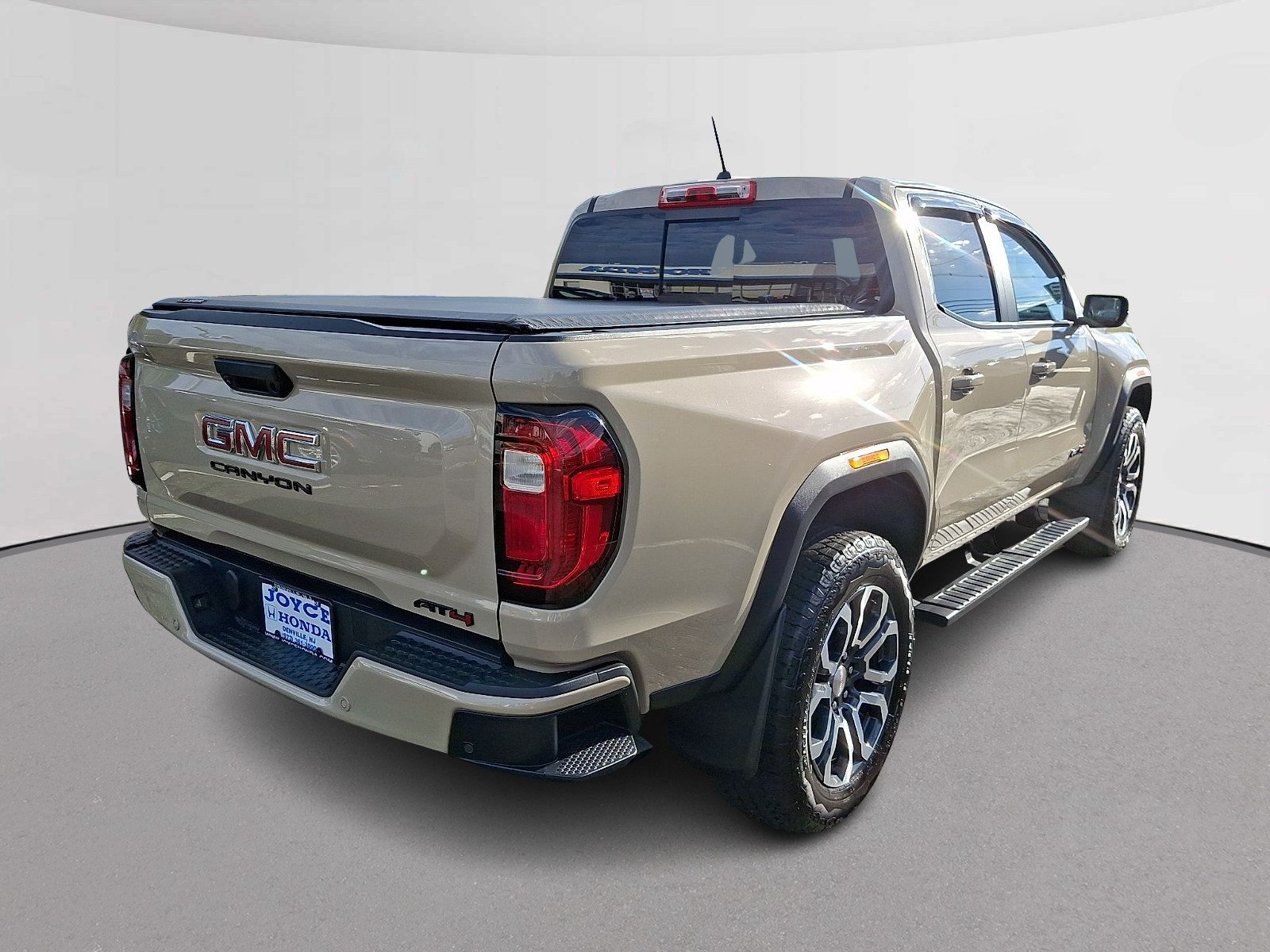 Used 2024 GMC Canyon AT4 w/ AT4 Premium Package AWD/4WD image 10