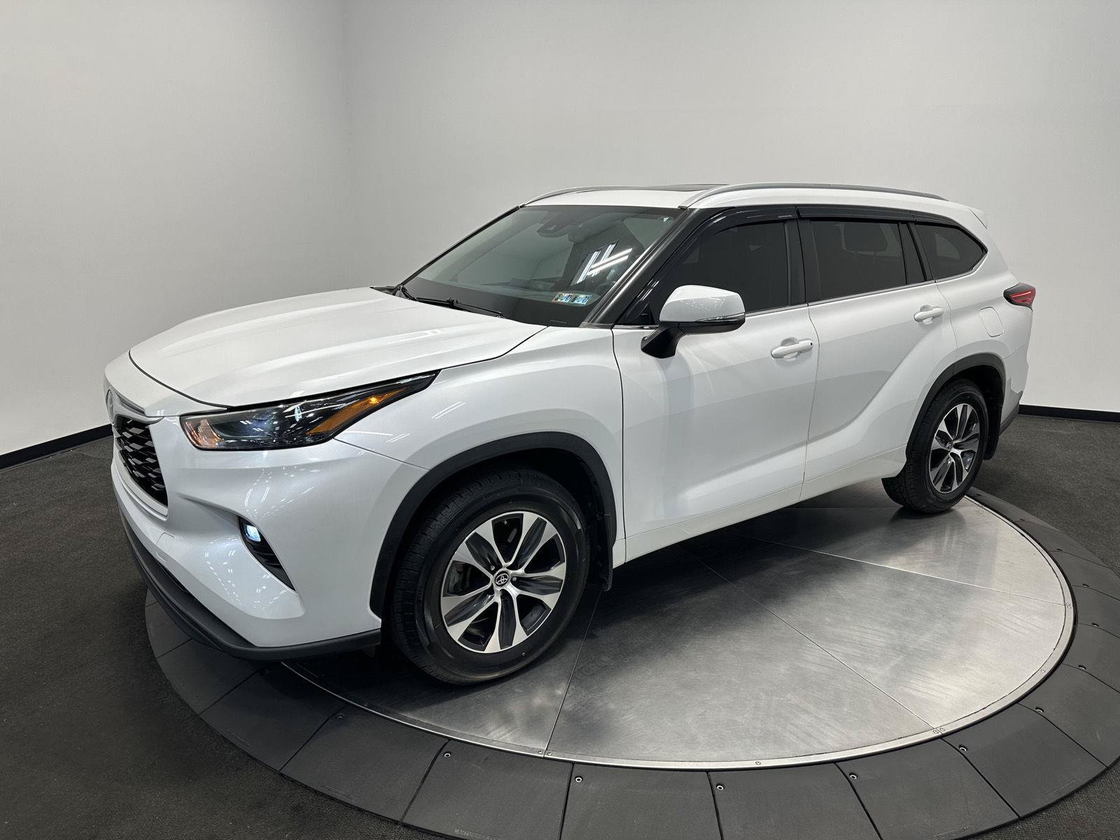 Used 2023 Toyota Highlander XLE FWD image 4