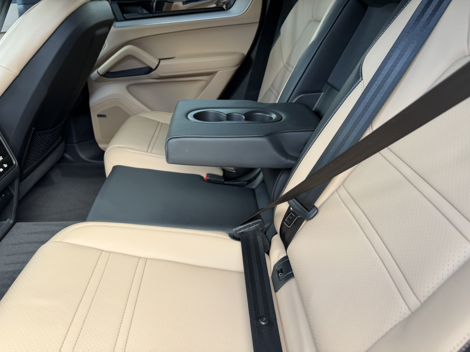 Certified 2025 Porsche Cayenne E-Hybrid Coupe AWD/4WD image 20