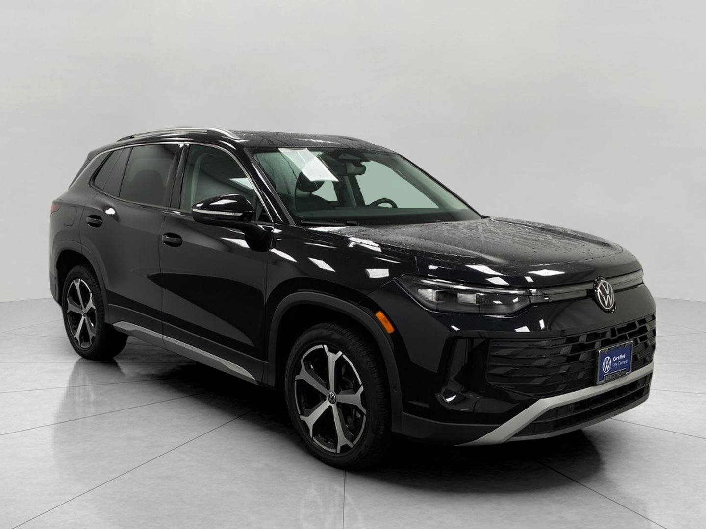 Certified 2025 Volkswagen Tiguan SE image 1