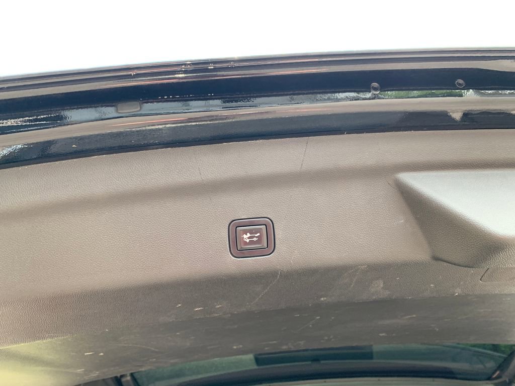 Used 2023 GMC Yukon XL SLT RWD image 9