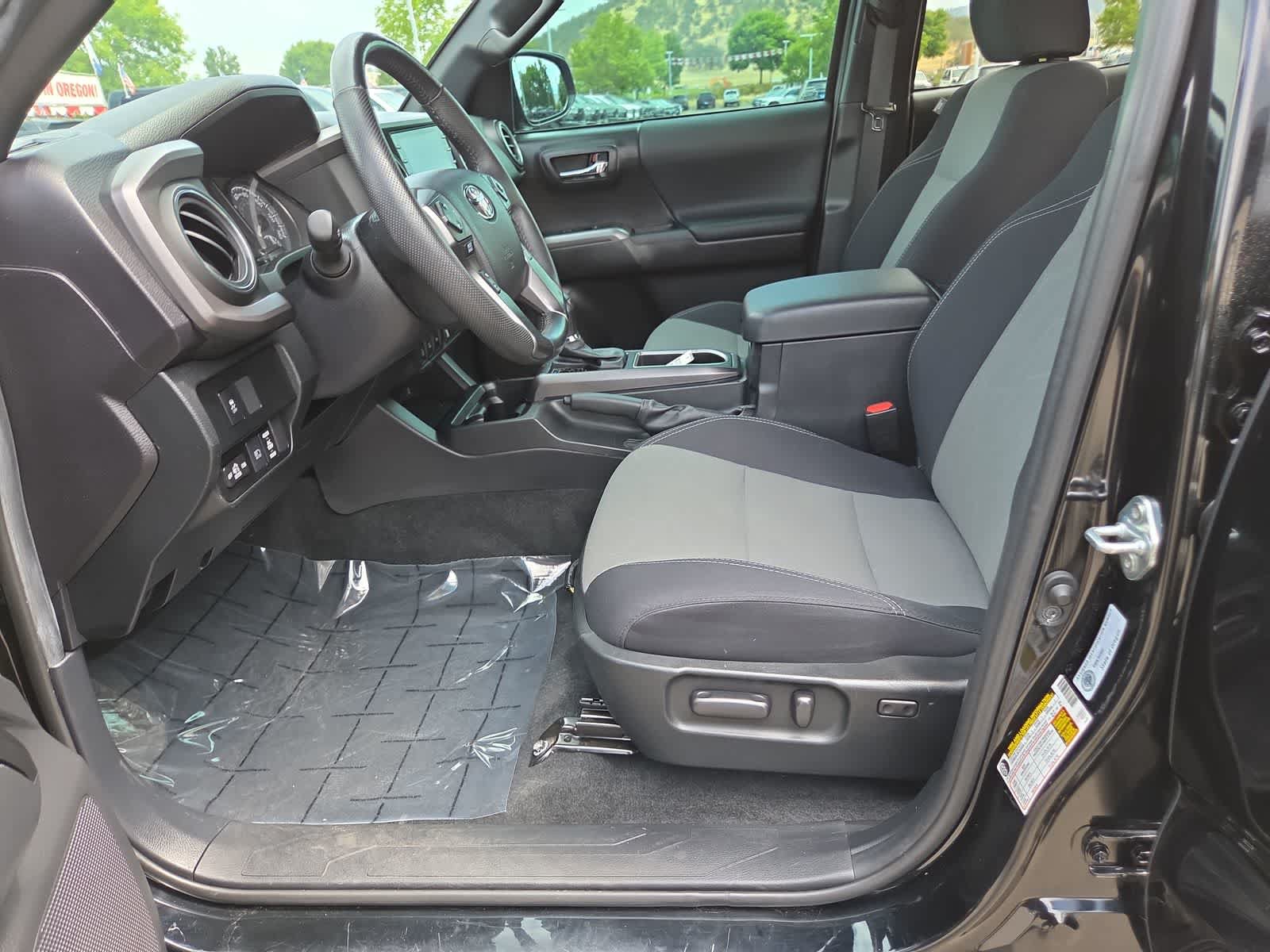 Used 2022 Toyota Tacoma TRD Off-Road w/ Technology Package AWD/4WD image 19