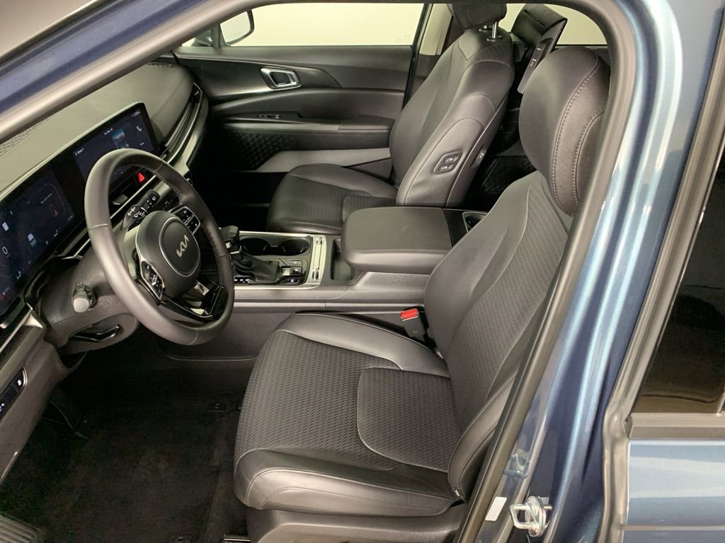 Used 2025 Kia Carnival SX Prestige image 32